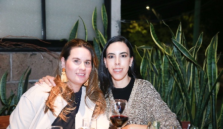  Isa López y Mariana Tobías.