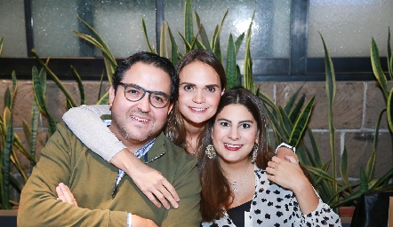  Diego Valdés, Miriam García y Lu Castelo.