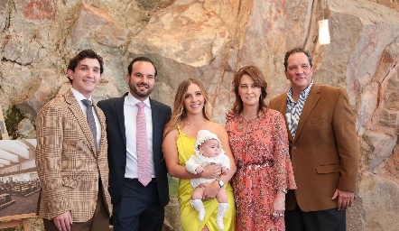  Juan Diego Martínez, Roberto Alcalde, Paulina Martínez, Claudia Garza y Pedro Martínez con Carola.