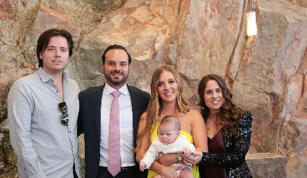  Pablo Herrera, Rodrigo Alcalde, Paulina Martínez y Nuria Alcalde con Carola.