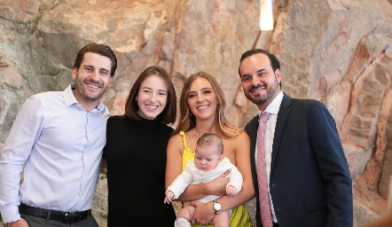 Juan Pablo Chávez, Yolanda Navarro, Paulina Martínez y Rodrigo Alcalde con Carola.