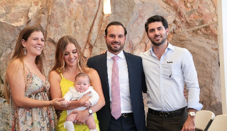  Micol Echegaray, Paulina Martínez, Rodrigo Alcalde y René Padilla con Carola.