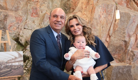 Roberto Alcalde y Bertha Barragán con su nieta Carola.