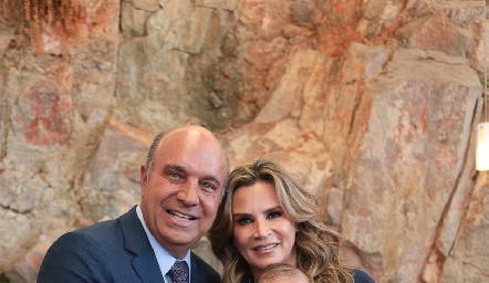  Roberto Alcalde y Bertha Barragán con su nieta Carola.