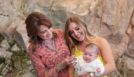  3 generaciones Claudia Garza, Paulina Martínez y Carola Alcalde.