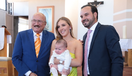 Juan Barragán, Paulina Martínez, Rodrigo Alcalde con Carola.