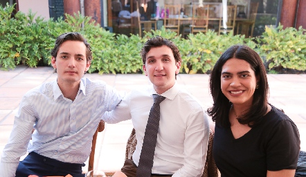 Sebastián Martínez, Juan Diego Martínez y Eugenia Izar.