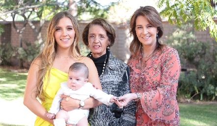 4 generaciones Paulina Martínez, Martha Abaroa y Claudia Garza con Carola Alcalde.