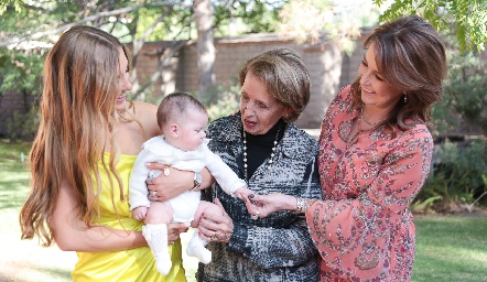  Paulina Martínez, Martha Abaroa y Claudia Garza con Carola.