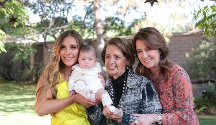  Paulina Martínez, Martha Abaroa y Claudia Garza con Carola.