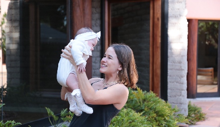 Montse Barral con Carola.