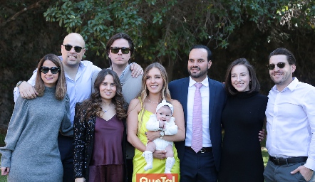  Mónica Medlich, Germán Sotomayor, Nuria Alcalde, Pablo Herrera, Paulina Martínez, Rodrigo Alcalde, Yolanda Navarro y Juan Pablo Chávez con Carola.