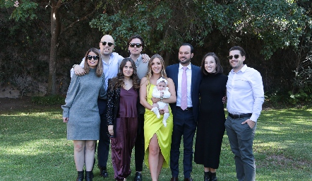  Mónica Medlich, Germán Sotomayor, Nuria Alcalde, Pablo Herrera, Paulina Martínez, Rodrigo Alcalde, Yolanda Navarro y Juan Pablo Chávez con Carola.
