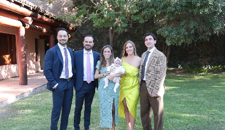 Roberto Alcalde, Rodrigo Alcalde, Laura de Alcalde, Paulina Martínez y Juan Diego Martínez con Carola.
