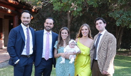  Roberto Alcalde, Rodrigo Alcalde, Laura de Alcalde, Paulina Martínez y Juan Diego Martínez con Carola.