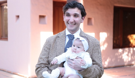 Juan Diego Martínez con su ahijada Carola Alcalde.