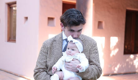  Juan Diego Martínez con su ahijada Carola Alcalde.