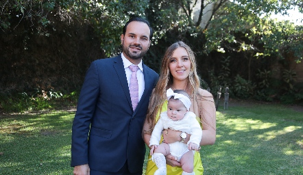 Rodrigo Alcalde y Paulina Martínez con su hija Carola.