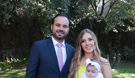 Rodrigo Alcalde y Paulina Martínez con su hija Carola.