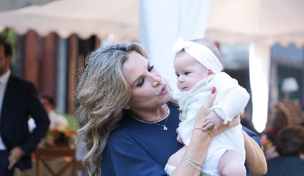  Bertha Barragán con su nieta Carola.