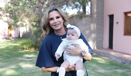 Bertha Barragán con su nieta Carola.