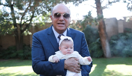 Roberto Alcalde con su nieta Carola.
