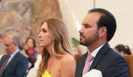  Pau Martínez y Rodrigo Alcalde con su hija Carola.