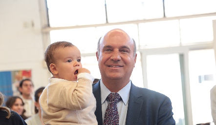 Roberto Alcalde con su nieto.
