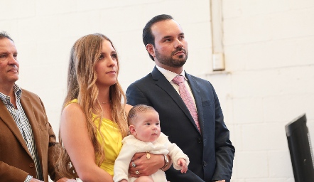  Pau Martínez y Rodrigo Alcalde con su hija Carola.