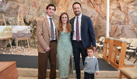 Juan Diego Martínez, Laura y Roberto Alcalde, padrinos de Carola.