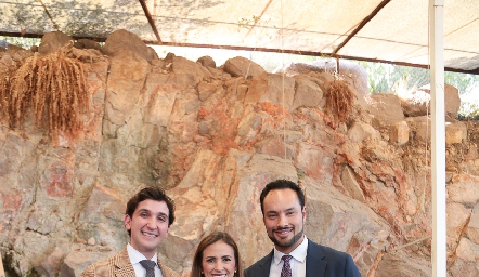  Juan Diego Martínez, Laura y Roberto Alcalde, padrinos de Carola.