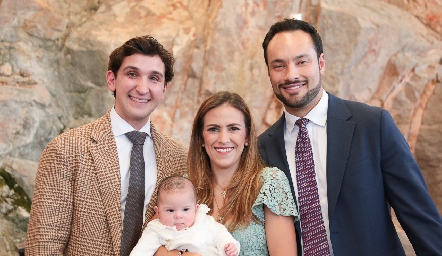  Juan Diego Martínez, Laura y Roberto Alcalde, con su ahijada Carola.