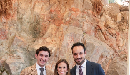  Juan Diego Martínez, Laura y Roberto Alcalde, con su ahijada Carola.