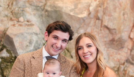  Juan Diego y Paulina Martínez Garza con Carola.