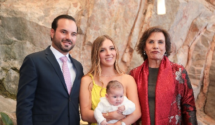 Rodrigo Alcalde, Paulina Martínez y Martha Quezada con Carola.