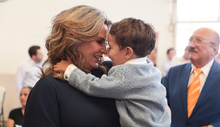 Bertha Barragán y su nieto.