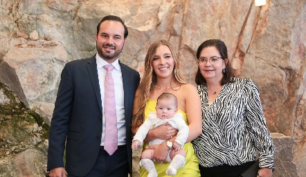  Rodrigo Alcalde, Paulina Martínez y Vero de Alcalde con Carola.