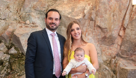 Rodrigo Alcalde y Paulina Martínez con su hija Carola.