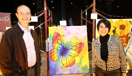 Carlos Casillas y Zaira Ríos con su obra “Libertad”.