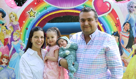  Dalia Echegoyen y Paco Ruiz con sus hijas Valentina y Marisa.