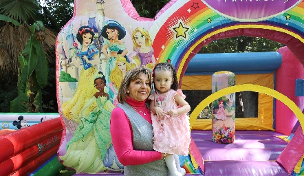  Idalia Mestas con su nieta Vale Ruiz.