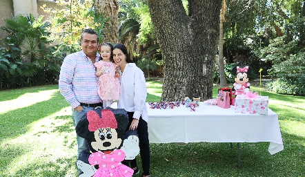  Paco Ruiz y Dalia Echegoyen con su hija Vale.