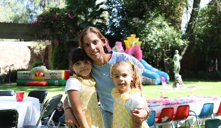  María José Torrescano con sus hijas, María Inés y María Andrea.