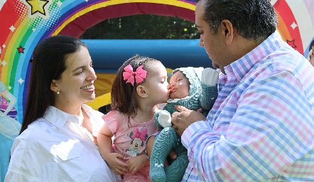  Dalia Echegoyen y Paco Ruiz con sus hijas Vale y Marisa.