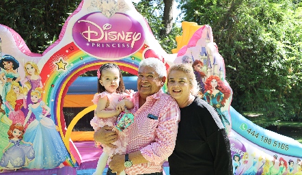  Francisco Ruiz y Luz María Marquez con su nieta Valentina.
