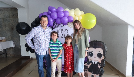  Marcos Gallegos y Leyre Hurtado con sus hijos Marcos y Leyre.