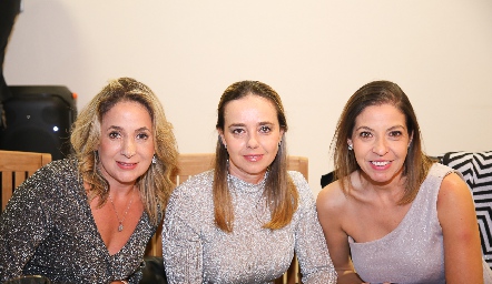  Denise Bertrán, Marcela Alcalde y Cecilia Limón.
