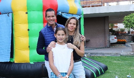  Sergio Zapata y Marcela Torres con su hija Alexia.