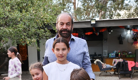  Oscar Torres Corzo, con sus nietos María Inés Zamanillo, Alexia Zapata y Santi Zamanillo.