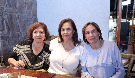  Luciana Martínez, Marisa y Silvia García.